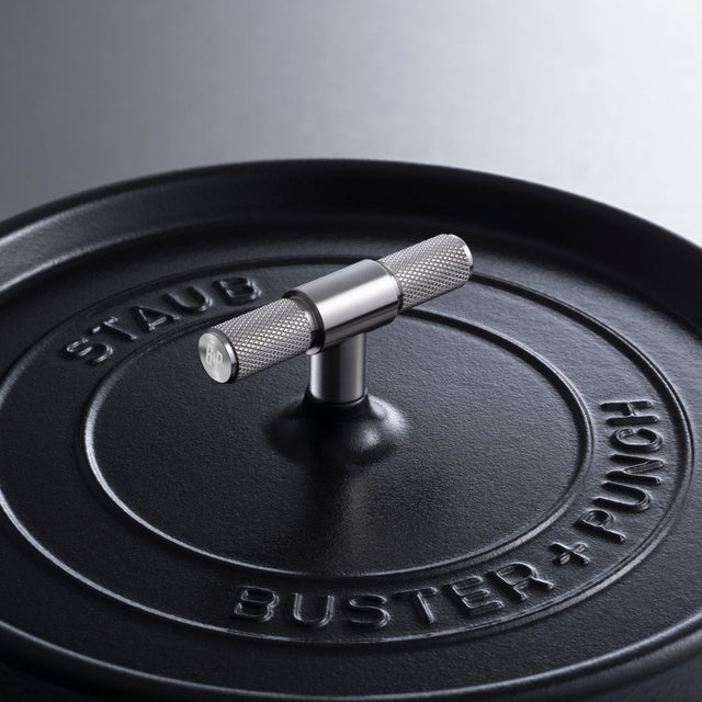 Cocotte din Fontă 28 cm – Buster + Punch, în colaborare cu Staub
