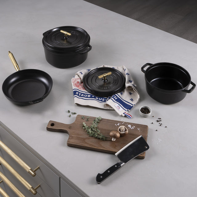 Tigaie din fontă 28 cm Buster + Punch – Staub Collaboration