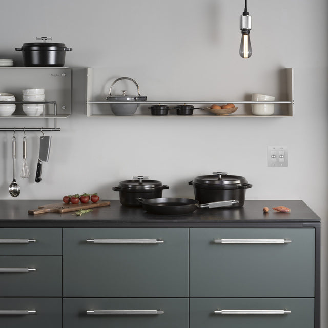 Cocotte din Fontă 28 cm – Buster + Punch, în colaborare cu Staub