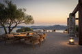 Fotolii lounge Manutti Yico la masă Ogado low dining – dining relaxat de exterior