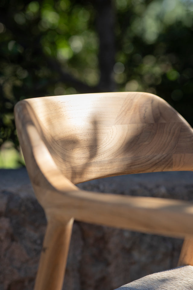 Detaliu cadru din teak natural și șezut țesut – scaun dining Manutti Yico